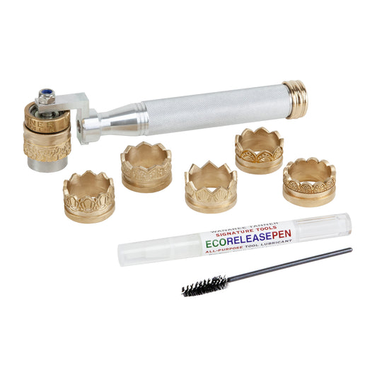 Wanaree Tanner Die Cut Rollers Set - Bezel & Design Set 1 This complete die cut roller set is packaged with the entire collection of "Bezel & Design Die Cut Rollers" including Interlock Knot, Metamorphosis Fine Line, Metamorphosis Bold Line, Metamorphosis Arise, Deco Burst, and Deco Bloom. Also included is a Die Cut Roller Handle, 2.8ml Eco-Release Pen, and an applicator brush in a metal storage container featuring rolling card reference guides.